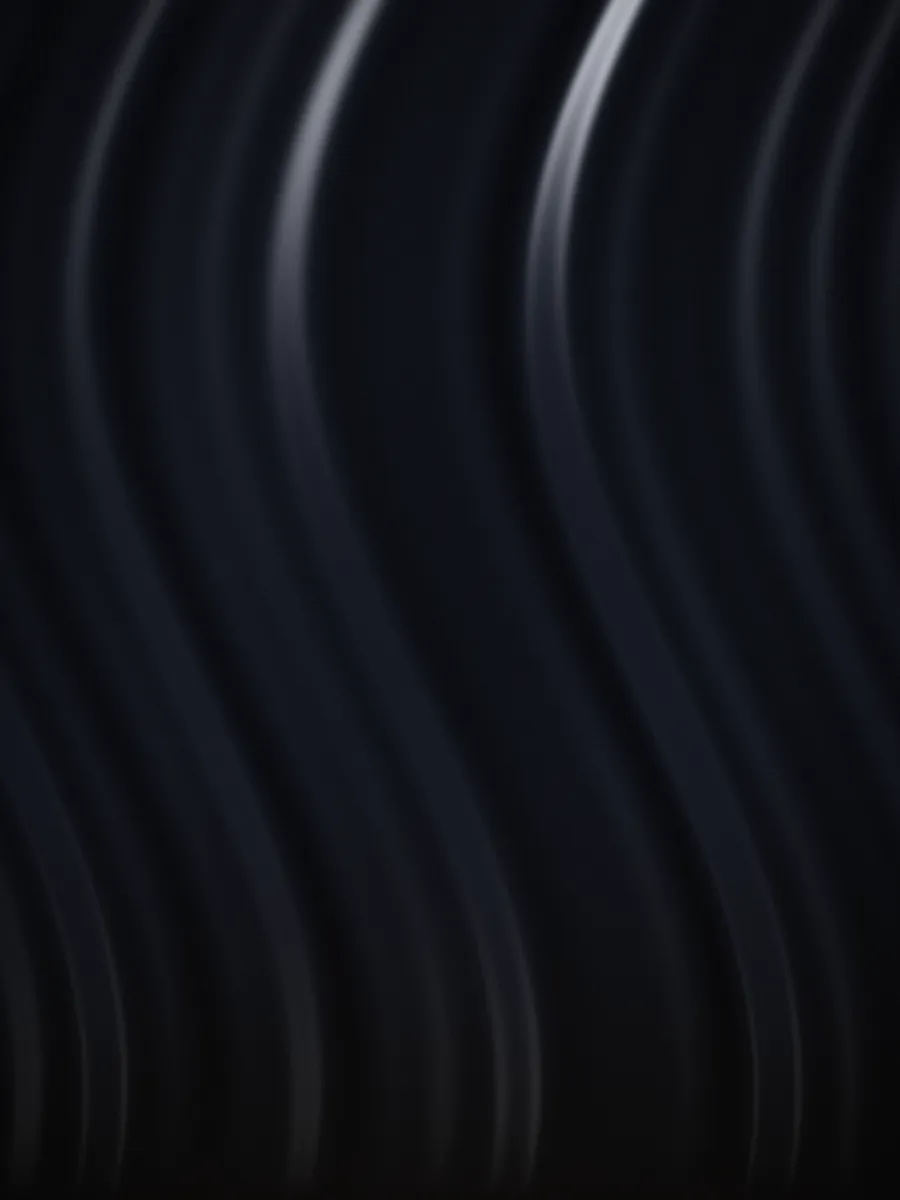 Materialstudie: tiefblaue Seide, fast schwarze Falten mit kühl schimmernden Graten.